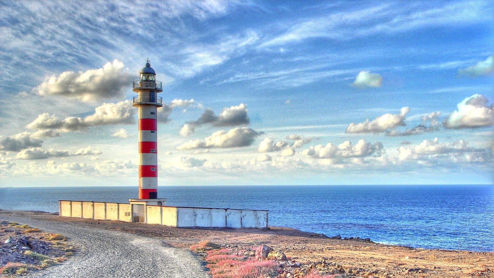 Faro de Sardina en la costa de Gáldar al atardecer, con el océano Atlántico al fondo, norte de Gran Canaria